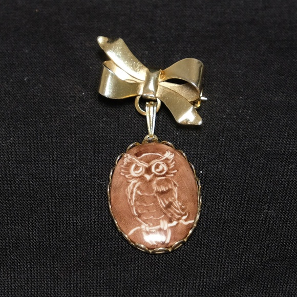Vintage Handpainted White Owl Porcelain Dangle Brooch Gold Tone Bow Ribbon - Picture 1 of 5